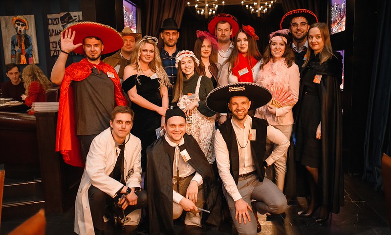 Корпоратив на Новый год в Tashkent — празднично украшенный банкетный зал